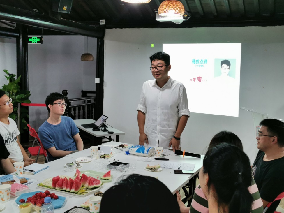 图3.书友认真聆听王炜老师的指导.jpg 图3.书友认真聆听王炜老师的指导.jpg